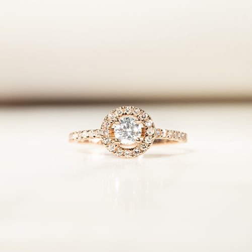 Zlatý halo zásnubní prsten s lab-grown diamanty Kerau
