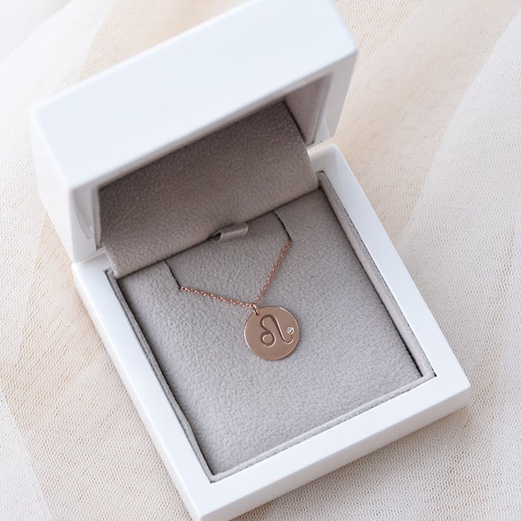 Stříbrný přívěsek se znamením a diamantem Lev 103424