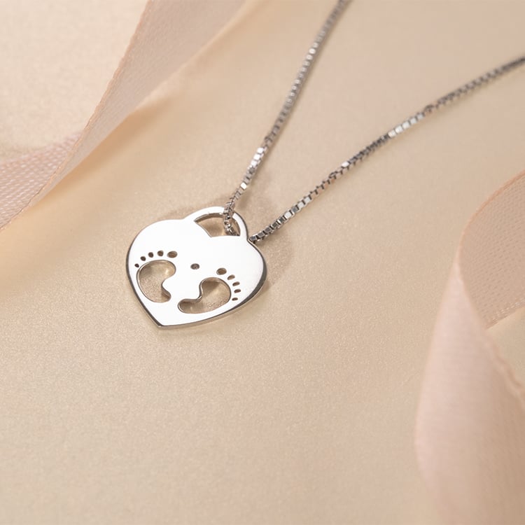 Stříbrný přívěsek dětské nožičky s diamantem a gravírem Olivia 120179