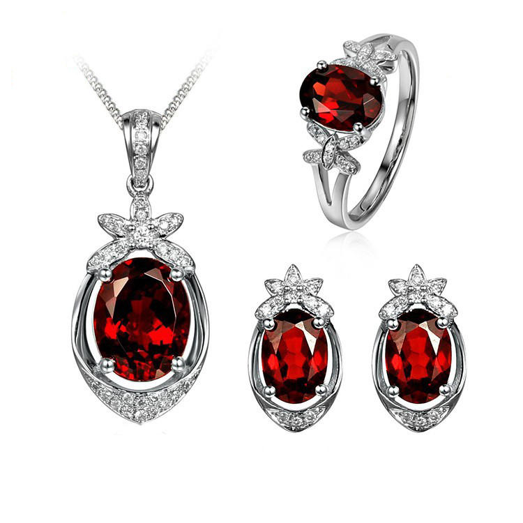 Zlatá souprava z bílého zlata s granáty