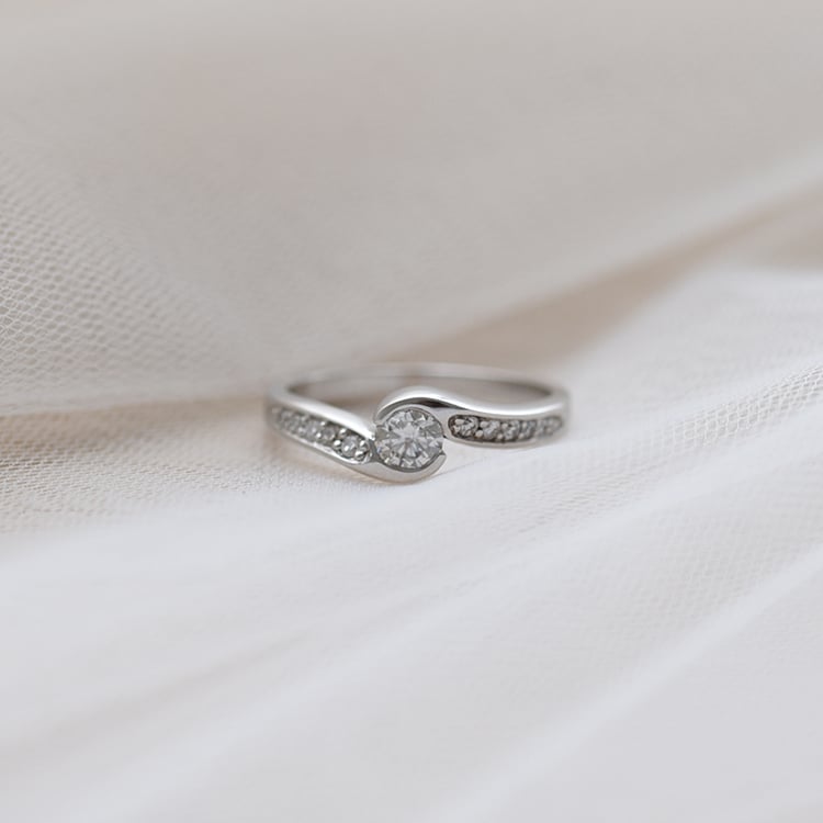 Platinový prsten s diamanty 58202