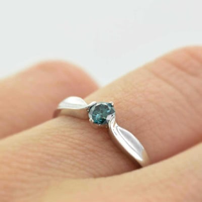 Zásnubní prsten s modrým diamantem