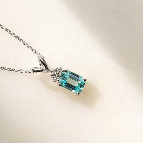 Zlatý přívěsek s emerald lab-grown paraiba turmalínem a diamanty Jaren