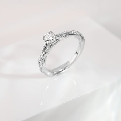 Proplétaný zásnubní prsten s lab-grown diamanty Minna