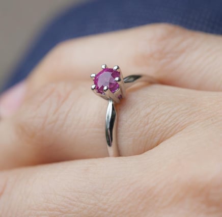 Zlatý zásnubní prsten s rubínem Mala