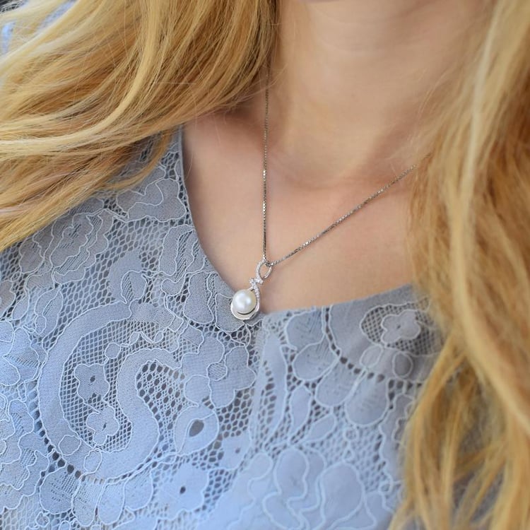 Stříbrný přívěsek s perlou 27608