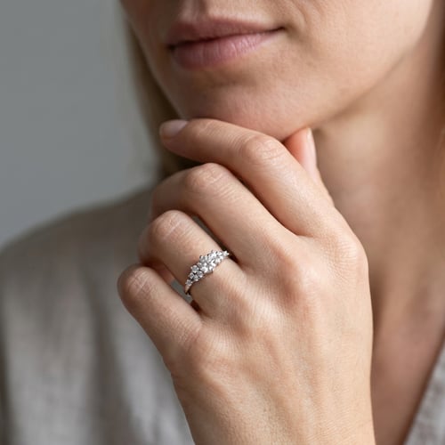 Romantický zásnubní prsten s diamanty Donell