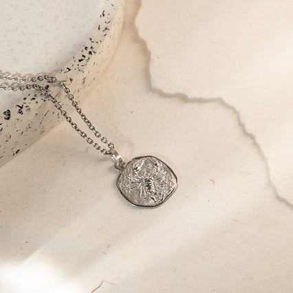 Stříbrný přívěsek se symboly znamení zvěrokruhu Štír