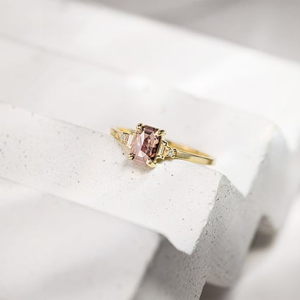 Prsten se salt and pepper diamantem a postranními diamanty Cilla