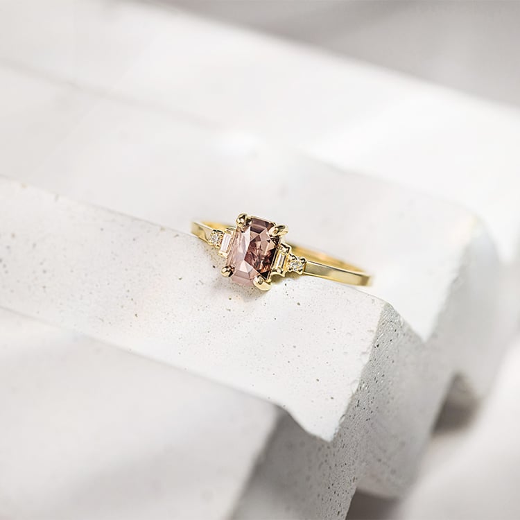 Prsten se salt and pepper diamantem a postranními diamanty Cilla 153075