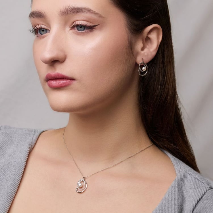 Stříbrný perlový přívěsek s bílými topazy 164022