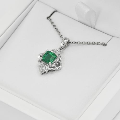 Přívěsek s diamanty a smaragdem Kolour