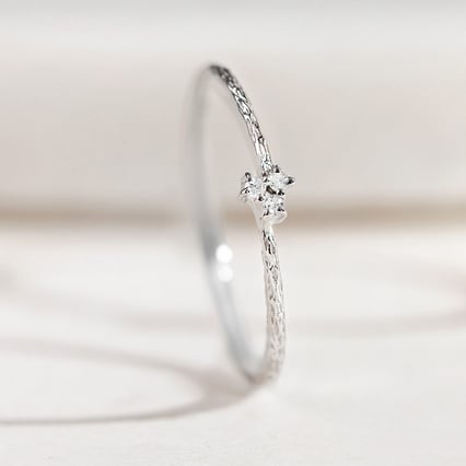 Stříbrný diamantový prsten s tepaným povrchem Milan