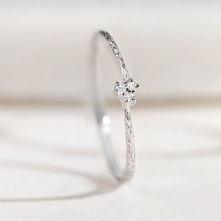 Stříbrný diamantový prsten s tepaným povrchem Milan 157782