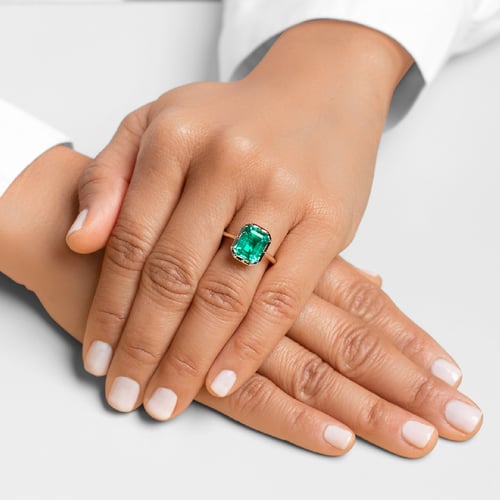 Zlatý bezel prsten s emerald lab-grown smaragdem Moly