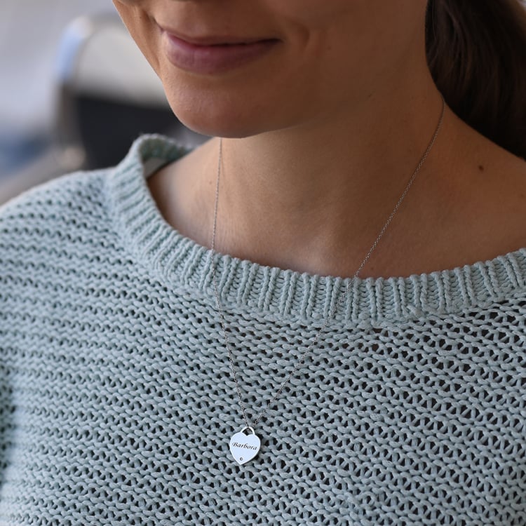 Zlatý přívěsek ve tvaru srdce s gravírem a diamantem 61248