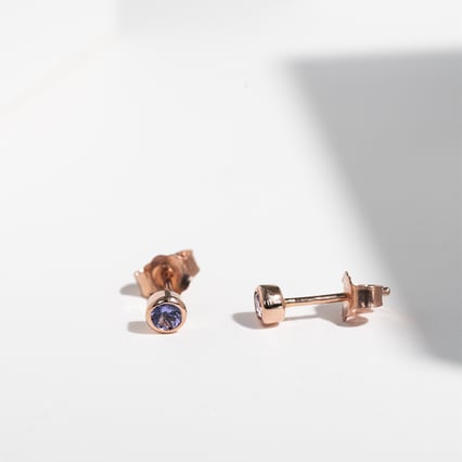Minimalistické bezel náušnice s tanzanity Tofine