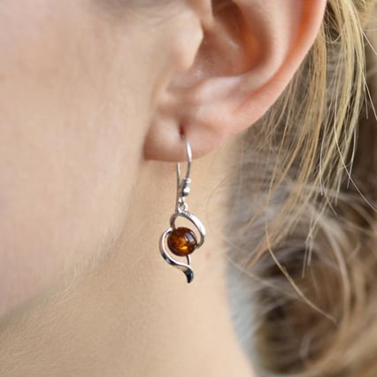 Koňakový jantar v stříbrných náušnicích Lachey
