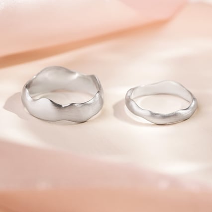 Nepravidelné zlaté snubní prsteny Parnell