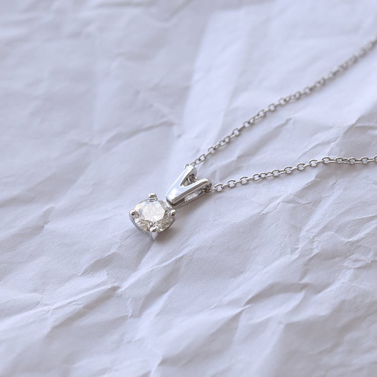 Jednoduchý zlatý náhrdelník s moissanitem 63320