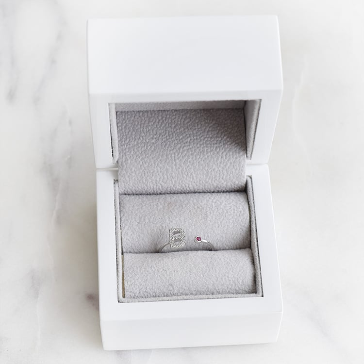 Prsten s výběrem písmene a drahokamu 88777