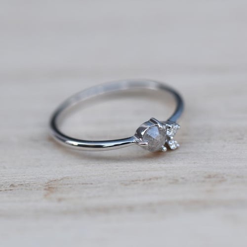 Salt and pepper diamant v něžném zlatém prstenu Marine