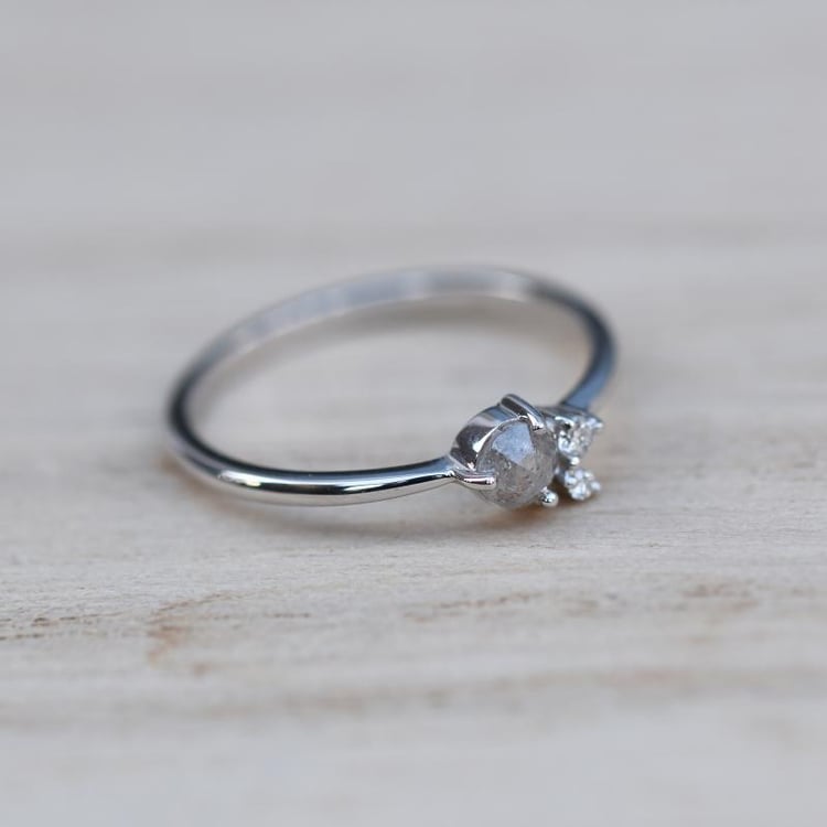 Salt and pepper diamant ve zlatém prstenu 49717