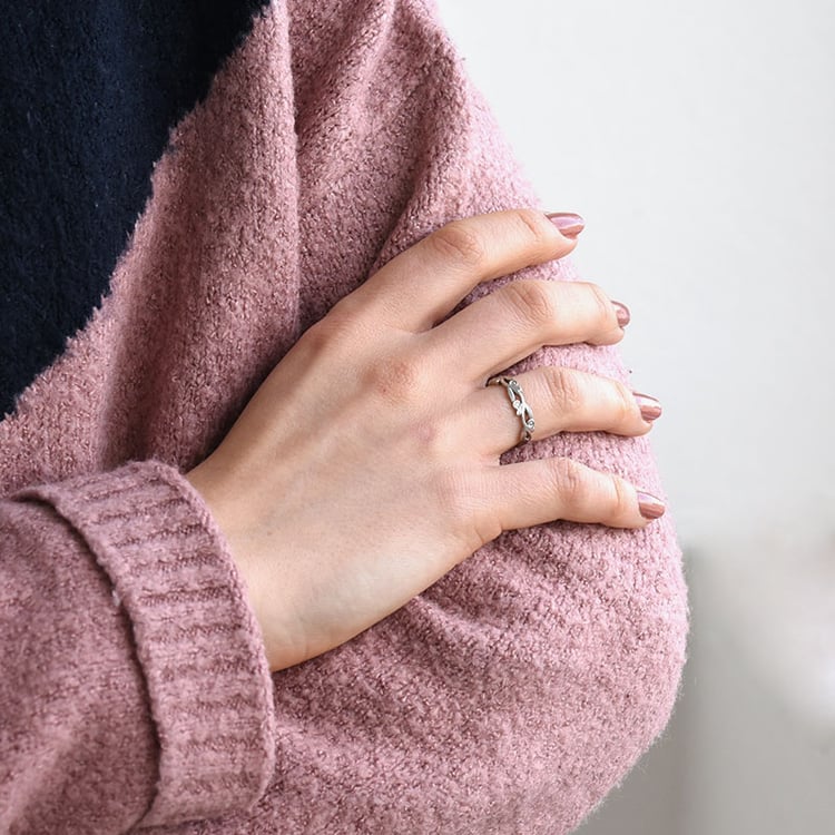 Prsten ve tvaru lístečků s diamanty z bílého zlata 79717