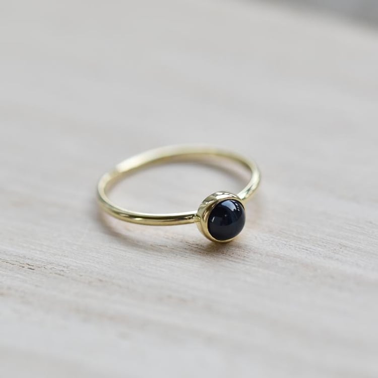 Prsten s temným safírem 38064