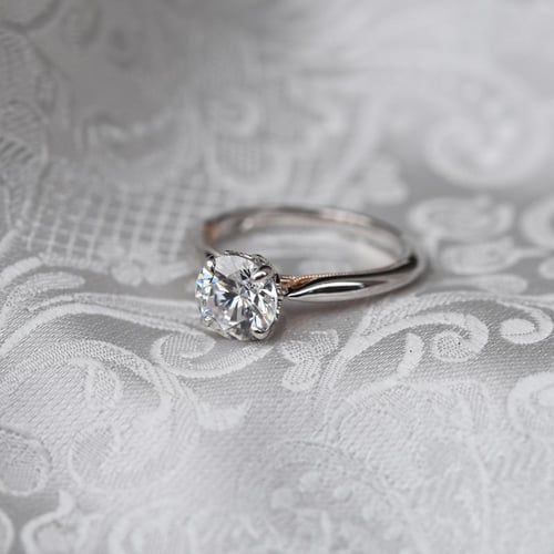 Zásnubní prsten s moissanitem a lab-grown diamanty Libby