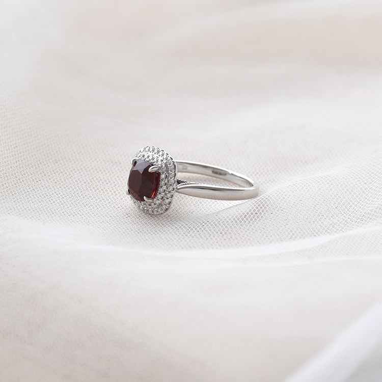 Prsten se spinelem a diamanty 68047