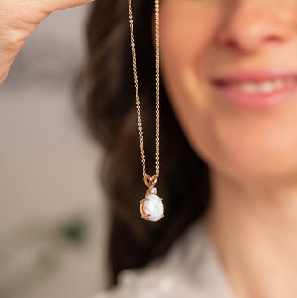 Zlatý přívěsek s bílým oválným opálem a diamantem Rafiah