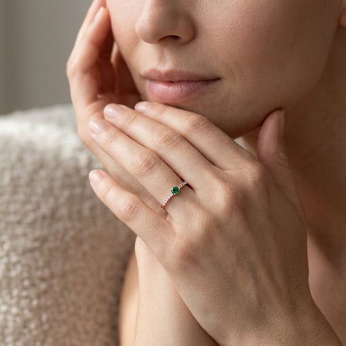 Stříbrný prsten se smaragdem a postranními lab-grown diamanty Nikey