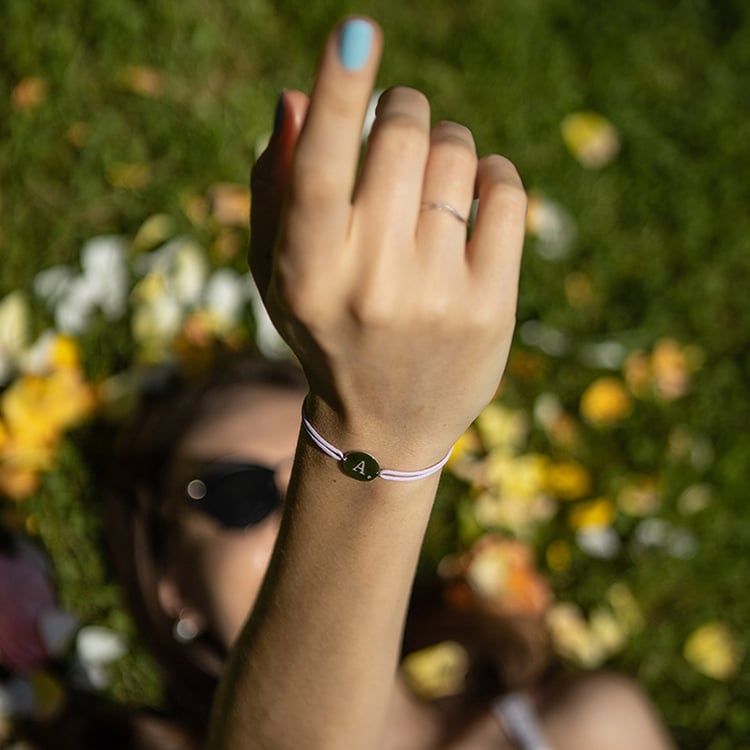 Šňůrkový náramek s diamantem a gravírem písmene Frey 108795