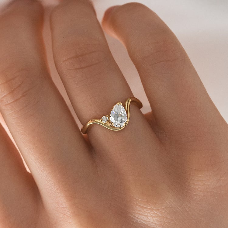 Vlnitý zásnubní prsten s pear moissanitem Mirjana 154944