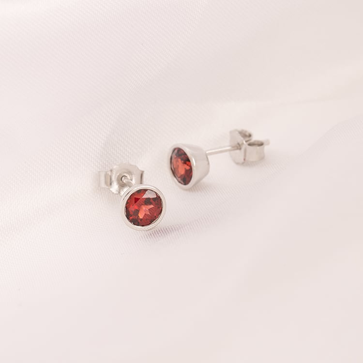 Stříbrné bezel náušnice s granáty Wetty 122909