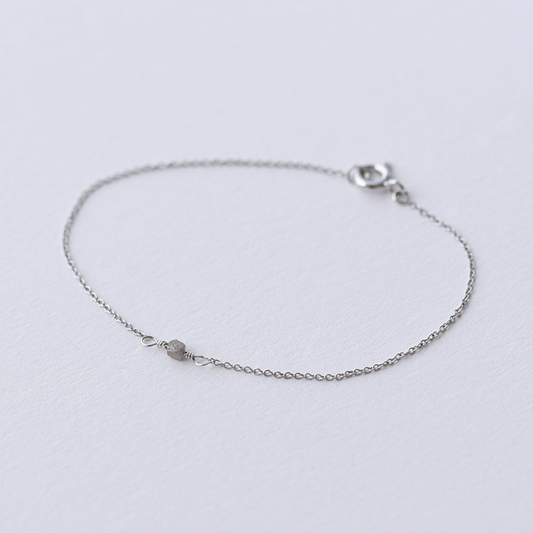 Zlatý náramek s bílou kostkou 62269