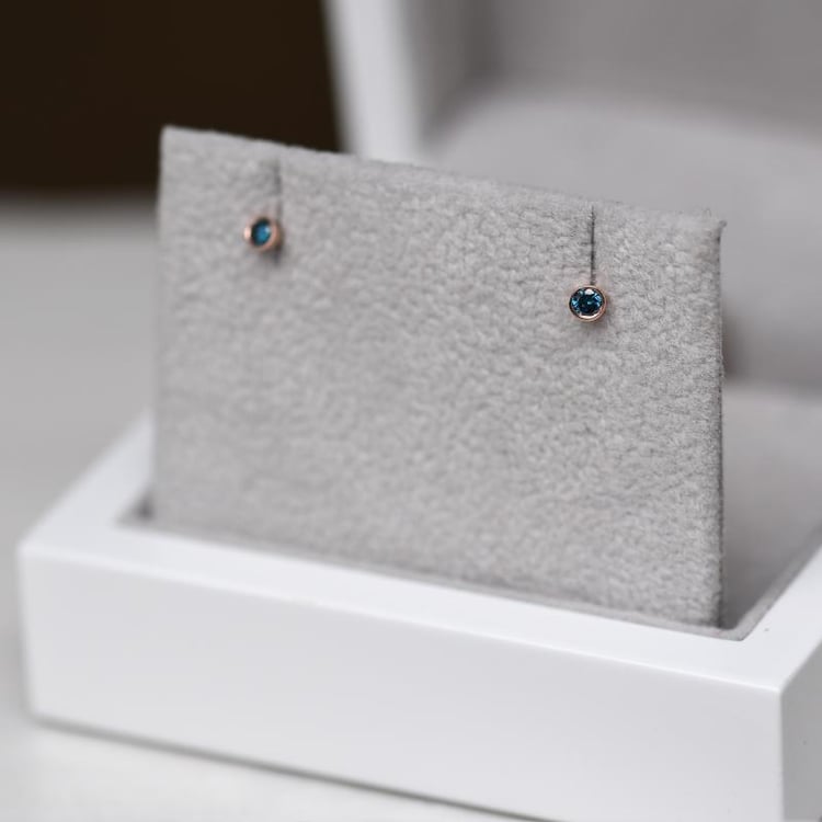 Stříbrné minimalistické bezel náušnice s modrými diamanty Tofine 102946