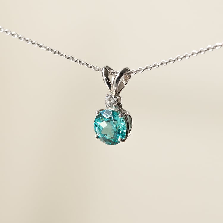 Zlatý přívěsek s kulatým lab-grown paraiba turmalínem a diamantem Marco 136946