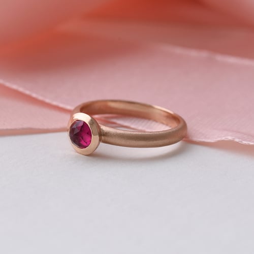 Zlatý prsten s rose cut rubínem Layla