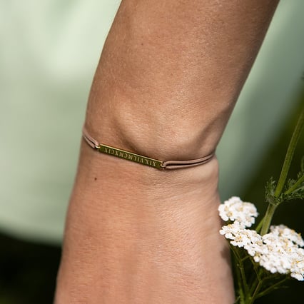 Šňůrkový náramek s gravírem Bar