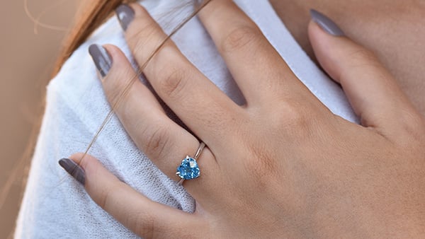 Jak kombinovat v outfitech: topazové šperky