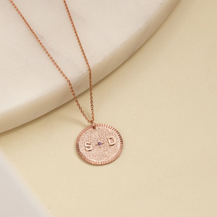 Personalizovaný přívěsek s drahokamem a písmenem Kenneth 137938