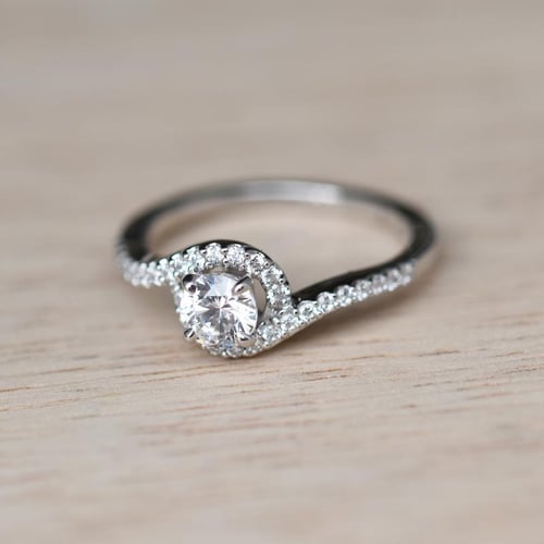 Elegantní zásnubní prsten plný diamantů Elaina