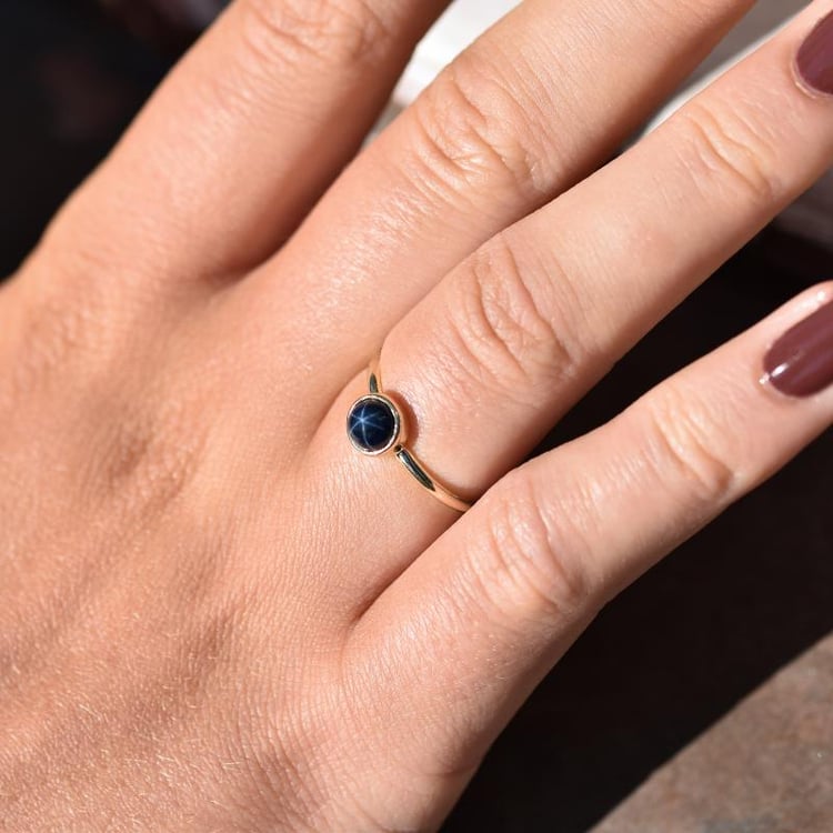 Zlatý prsten s difuzním safírem 34117