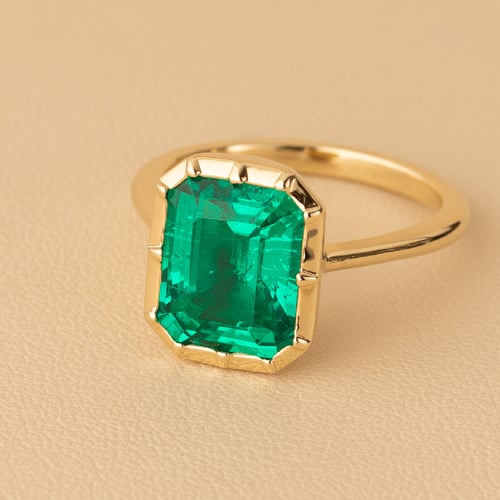 Zlatý bezel prsten s emerald lab-grown smaragdem Moly