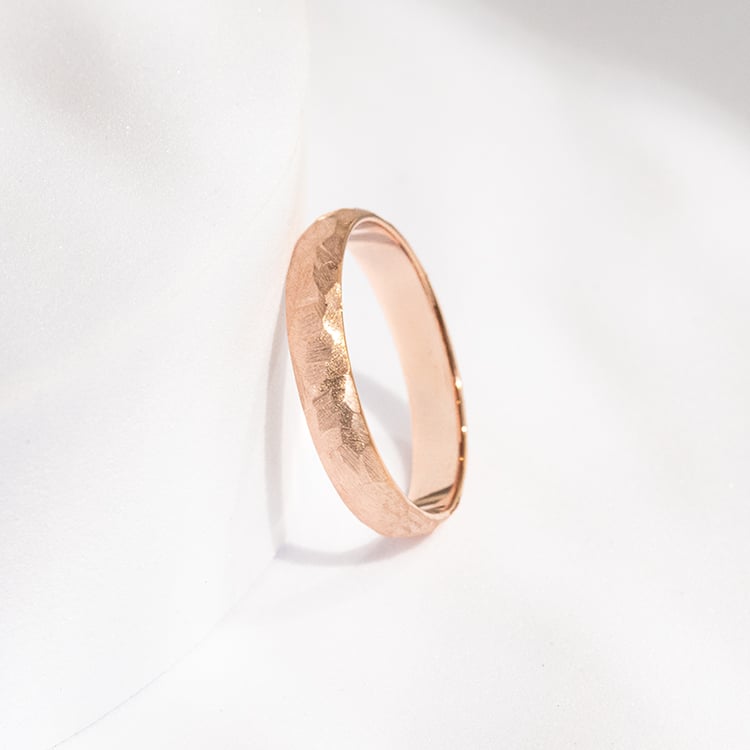 Matné tepané snubní prsteny ze zlata Zvezda 141772