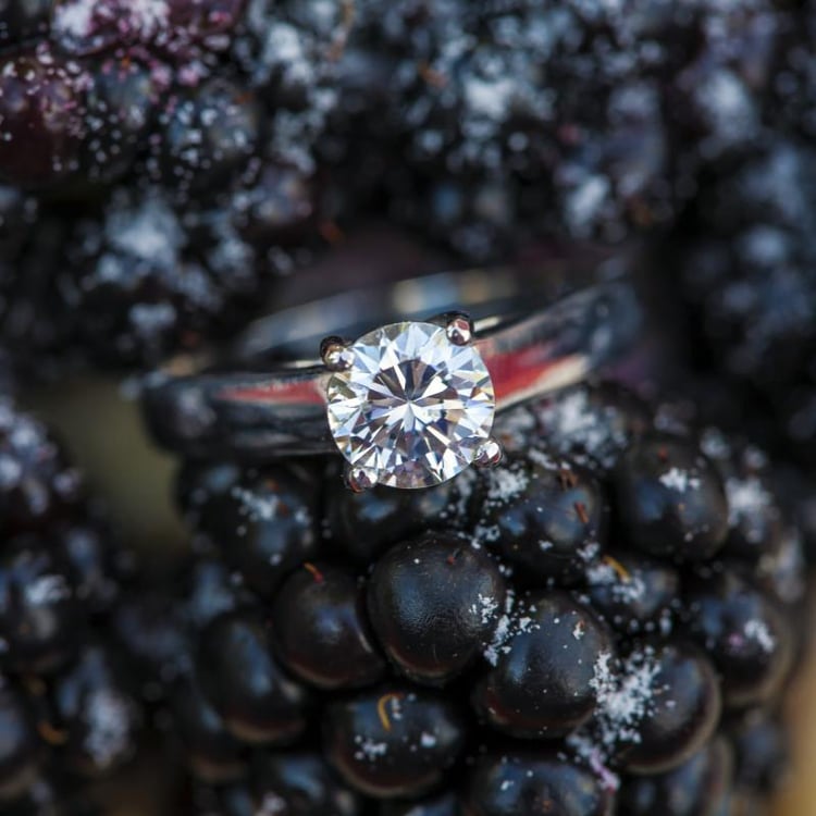 Zásnubní prsten s moissanitem Thom 22182