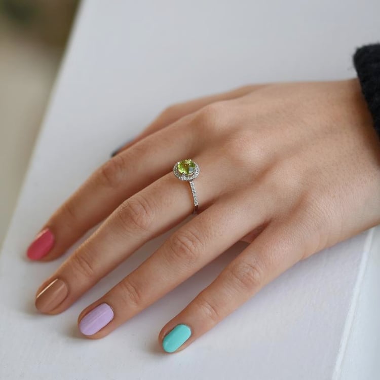 Olivín ve zlatém prstenu s topazy 107834