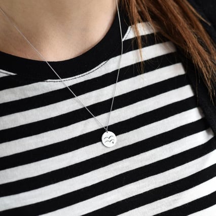 Stříbrný přívěsek se znamením a akvamarínem Vodnář